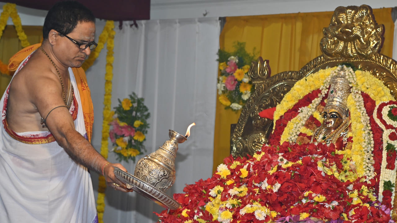  ఈ కార్యక్రమంలో ఆలయ స్థానాచార్యులు, వైదిక కమిటీ సభ్యులు పాల్గొని శాస్త్రోక్తంగా పూజా కార్యక్రమాలను నిర్వహించారు. వసంతోత్సవాల సందర్భంగా ప్రతిరోజూ భిన్న రకాల పుష్పాలతో అమ్మవారిని అలంకరిస్తూ భక్తులకు ఆధ్యాత్మిక ఆనందాన్ని అందిస్తున్నారు.