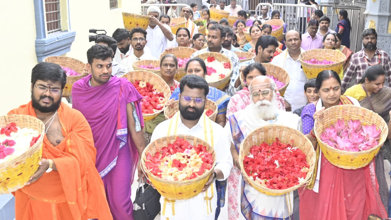  వసంతోత్సవాల నేపథ్యంలో  ఆలయానికి భక్తుల రద్దీ పెరుగుతున్నది. అధికారులు తగిన ఏర్పాట్లు చేపట్టి దర్శనాలను సజావుగా నిర్వహిస్తున్నారు.