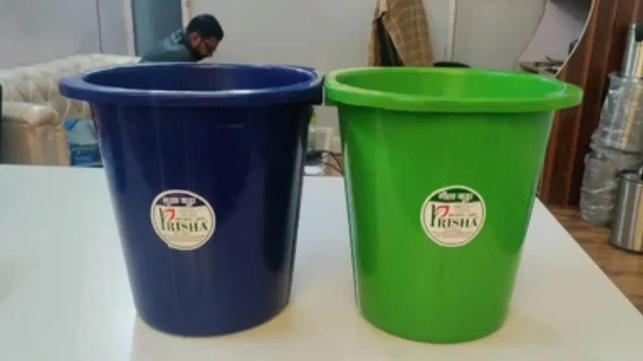  చెత్త బుట్ట: వాస్తు ప్రకారం ఇంటి లోపల ఎడమ వైపు ఆగ్నేయంలో పెట్టడం చాలా మంచిది. అది కానీ పరిస్థితిలో దక్షిణ దిశలో పెడితే ధన వర్షం కురుస్తుంది. ఈశాన్యం ఇంటికి చాలా శుభప్రదమైన ప్రదేశం కాబట్టి ఈ దిశలో చెత్త వేయకండి అలాగే చెత్త బుట్టను పెట్టకండి. 
