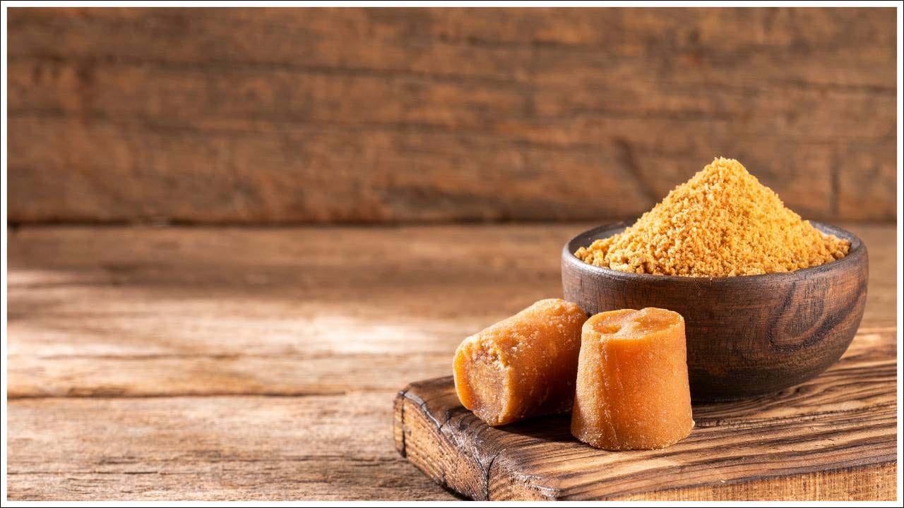  Summer Health: మనందరి ఇళ్లలో కనీసం ఒక్క బెల్లం ముక్క అయినా ఉంటుంది. స్వీట్లు, పానీయాలు, ఇంటి నివారణలు వంటి అనేక సాంప్రదాయ వస్తువులలో బెల్లం ఇప్పటికీ ప్రధానమైన పదార్థం. బెల్లం అనేది మధుమేహ వ్యాధిగ్రస్తులు కూడా సురక్షితంగా తినగలిగే తీపి పదార్థం. కానీ వైద్యుల సలహా మేరకు పరిమితంగా తీసుకోవాలని గుర్తించుకోండి.