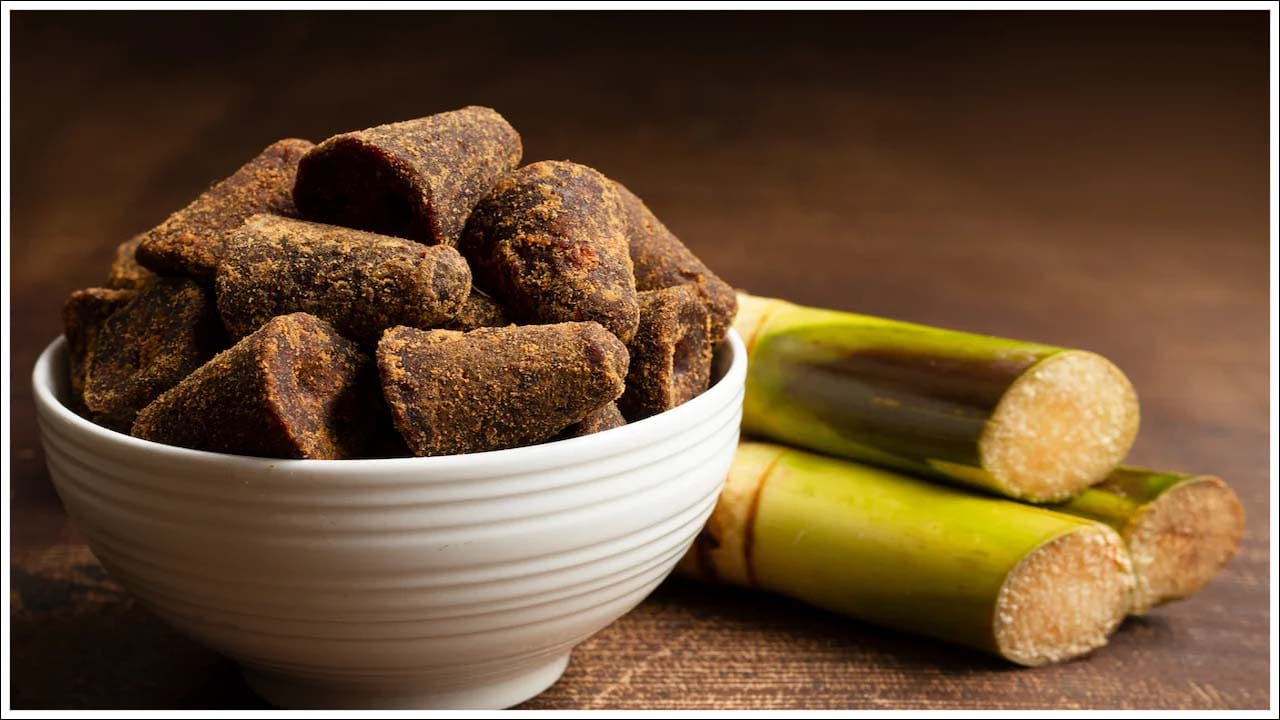  కానీ వేసవిలో మండే వేడిలో వాటిని నిల్వ చేయడం కొంచెం కష్టంగా ఉంటుంది. వేడి, తేమ కారణంగా బెల్లం చెడిపోయి కరిగిపోయే అవకాశం ఎక్కువగా ఉంటుంది. అందుకే వేసవిలో బెల్లం ఎలా నిల్వ చేయాలో, బెల్లం తినడం వల్ల కలిగే ప్రయోజనాలు ఏమిటో చూద్దాం.