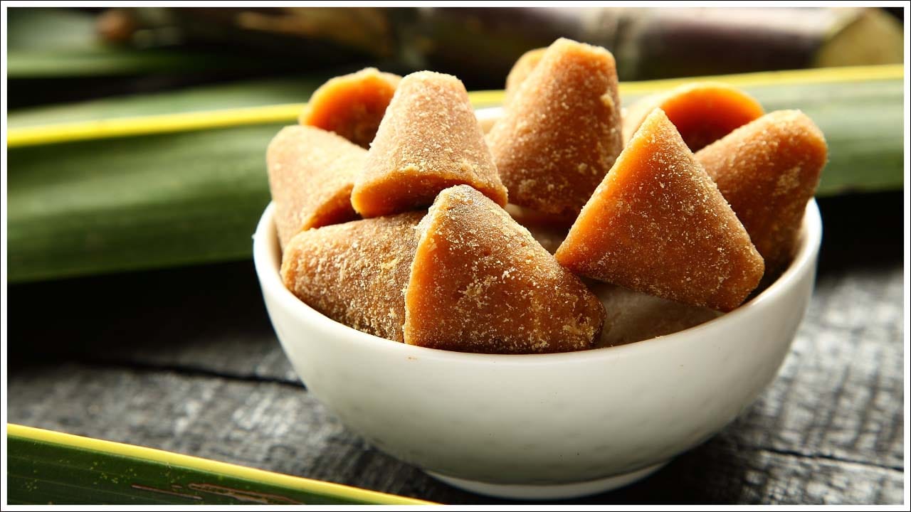  వేసవిలో బెల్లం నిల్వ చేయడానికి ఉత్తమ మార్గం గాలి చొరబడని కంటైనర్‌లో నిల్వ చేయడం. గాజు లేదా స్టెయిన్‌లెస్ స్టీల్ కంటైనర్లు ఉత్తమమైనవి ఎందుకంటే అవి బెల్లం తేమ, కీటకాల నుండి దూరంగా ఉంచుతాయి. బెల్లంను వంటగదిలో పొడి ప్రదేశంలో ప్రత్యక్ష సూర్యకాంతి, స్టవ్ నుండి వేడికి దూరంగా నిల్వ చేయండి.