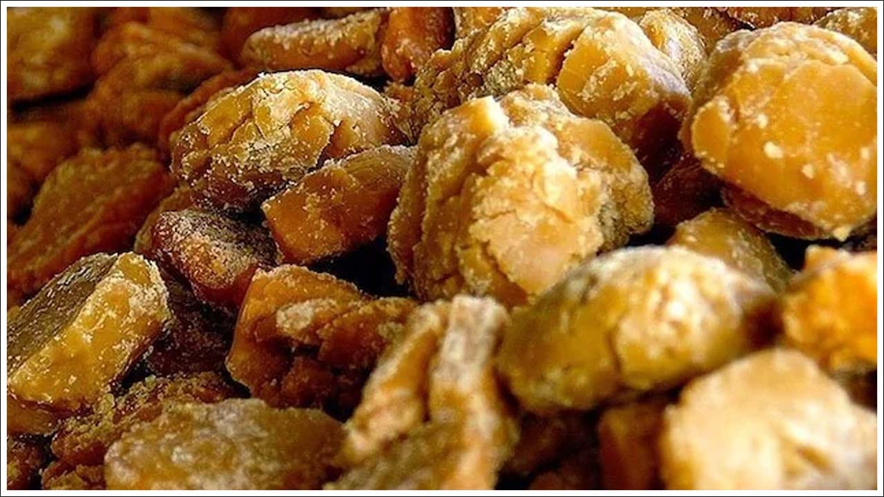  బెల్లం ముక్క తినడం వల్ల శరీర అంతర్గత ఉష్ణోగ్రత తగ్గుతుంది. వడదెబ్బ వంటి సమస్యలు నివారిస్తుంది. వేడి కారణంగా శరీరం త్వరగా అలసిపోతుంది. బెల్లం తినడం వల్ల ఎక్కువసేపు తాజాగా ఉంటుంది. అదేవిధంగా ఒక గ్లాసు బెల్లం నీరు తాగడం వల్ల అలసట త్వరగా తగ్గుతుంది.