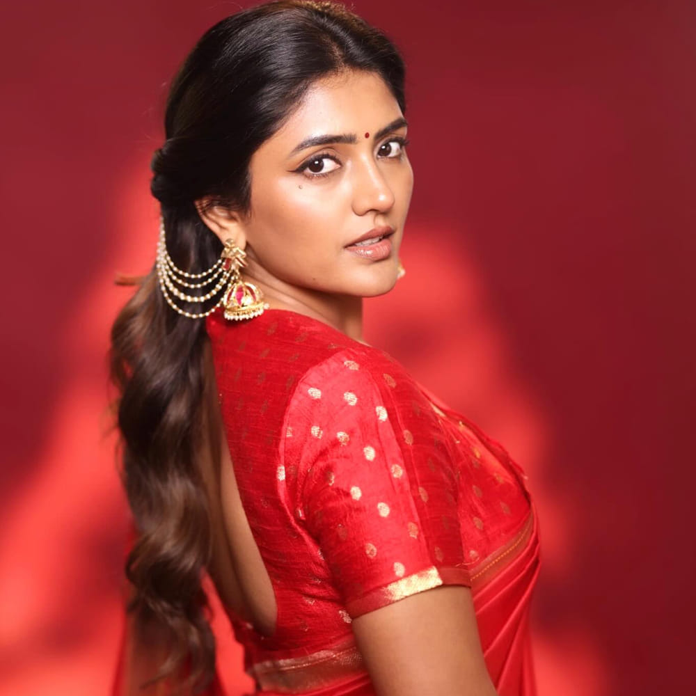 ఎన్టీఆర్ నటించిన అరవింద సమేత వీర రాఘవ మూవీలోనూ మెరిసింది. కానీ ఈ సినిమా హిట్ అయినప్పటికీ ఈషాకు అంతగా క్రేజ్ రాలేదు. ఆతర్వాత వెబ్ సిరీస్ ల్లోనూ నటించింది ఈ అందాల భామ. ఇక ఇటీవలే తరుణ్ భాస్కర్ తో కలిసి సినిమా చేసింది. కానీ ఈ సినిమా కూడా ఆకట్టుకోలేకపోయింది.