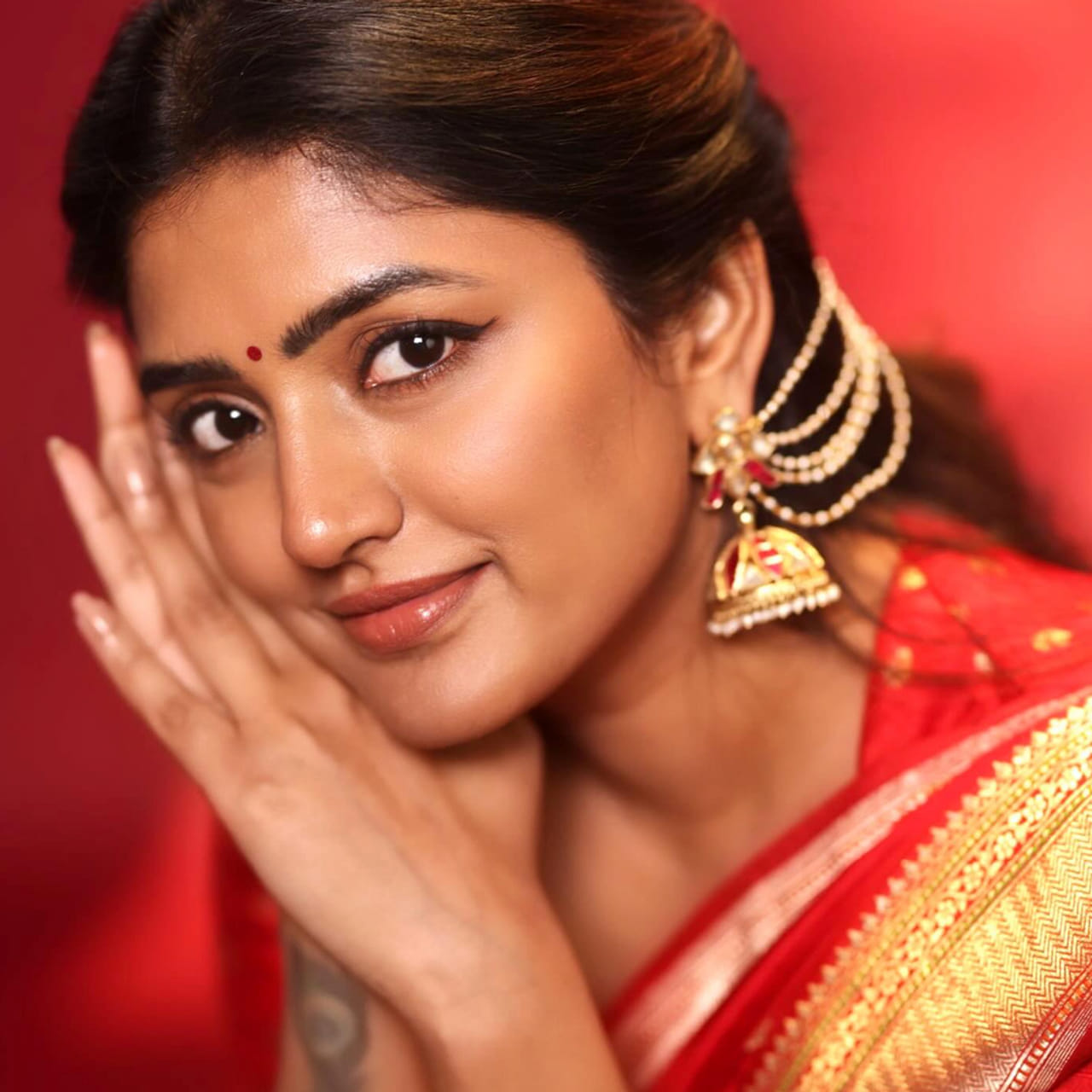 తెలుగు ముద్దుగుమ్మ ఈషా రెబ్బా ఎప్పటి నుంచో సాలిడ్ హిట్ కోసం ఎదురుచూస్తుంది. వరుసగా సినిమాలు చేస్తున్నా హిట్స్ మాత్రం అందుకోలేకపోతోంది ఈ చిన్నది. హీరోయిన్ గా సినిమాలు చేస్తూనే సెకండ్ హీరోయిన్ గానూ నటిస్తూ మెప్పిస్తుంది.