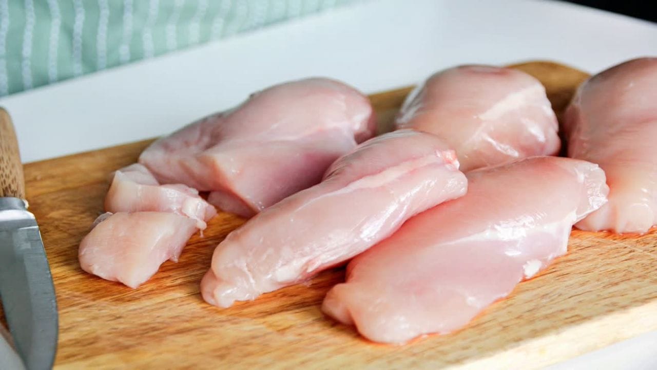 చికెన్ ప్రయోజనాలు: ఇక చినెక్ విషయానికి వస్తే ఇందులో అధిక ప్రోటీన్ ఉంటుంది. 100 గ్రాముల చికెన్ బ్రెస్ట్లో 27–32 గ్రాముల ప్రోటీన్ ఉంటుంది. ఇది గుడ్డుతో పోలిస్తే చాలా ఎక్కువ. అలాగే చిన్లో ఇందులో నియాసిన్, సెలీనియం, ఫాస్పరస్, విటమిన్ B6, B12 వంటి పోషకాలు కూడా ఉంటాయి. చికెన్లో ఫ్యాట్ తక్కువగా, ప్రోటీన్ ఎక్కువగా ఉంటుంది, ఇది బరువు తగ్గాలనుకునే వారికి, భలమైన కండరాలు కోరుకునే వారికి ఉత్తమంగా ఉంటుంది.