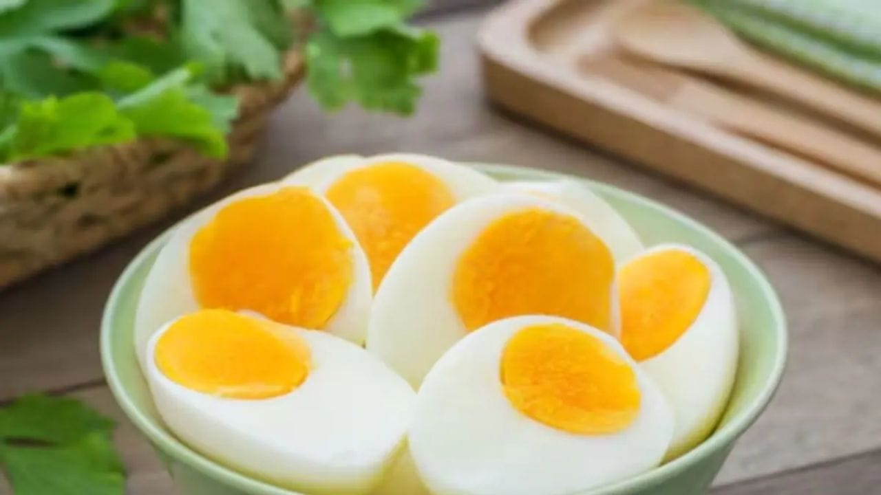 గుడ్డు ప్రయోజనాలు: గుడ్డులో నాణ్యమైన ప్రోటీన్ పుష్కలంగా ఉంటుంది. ఒక పెద్ద గుడ్డులో సుమారు 6–7 గ్రాముల ప్రోటీన్ ఉంటుంది. అలాగే ఇఇందులో విటమిన్ A, B12, కోలిన్, హెల్తీ ఫ్యాట్స్, విటమిన్ D కూడా ఉంటాయి. అంతేకాదు గుడ్డును 'కంప్లీట్ ప్రోటీన్' అని కూడా పిలుస్తారు. ఎందుకంటే ఇందులో శరీరానికి కావాల్సిన 9 ముఖ్యమైన అమినో యాసిడ్స్ ఉంటాయి. దీని 'బయోలాజికల్ వాల్యూ' 100గా పరిగణించబడుతుంది, అంటే దీనిలోని పోషకాలను శరీరం పూర్తిగా గ్రహిస్తుంది.