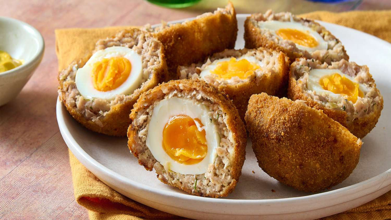 గుడ్లను ఉడకబెట్టి లేదా పోచ్ చేసి తినడమే ఉత్తమం. వేయించిన గుడ్లను పరిమితంగా తినాలి. వీటిని కూరగాయలతో కలిపి తినండి. అలాగే మంచి బ్రాండ్ల గుడ్లను, ఫామ్ ఫ్రెష్ గుడ్లను ఎంచుకోవాలి. FSSAI హామీ ఇచ్చినట్లుగా మార్కెట్లో లభించే గుడ్లు సురక్షితమైనవి, పోషకమైనవి. సోషల్ మీడియాలో వచ్చే పుకార్లను నమ్మవద్దు. సమతుల్య ఆహారంలో గుడ్లను చేర్చుకోవడం ఆరోగ్యానికి మేలు చేస్తుంది.