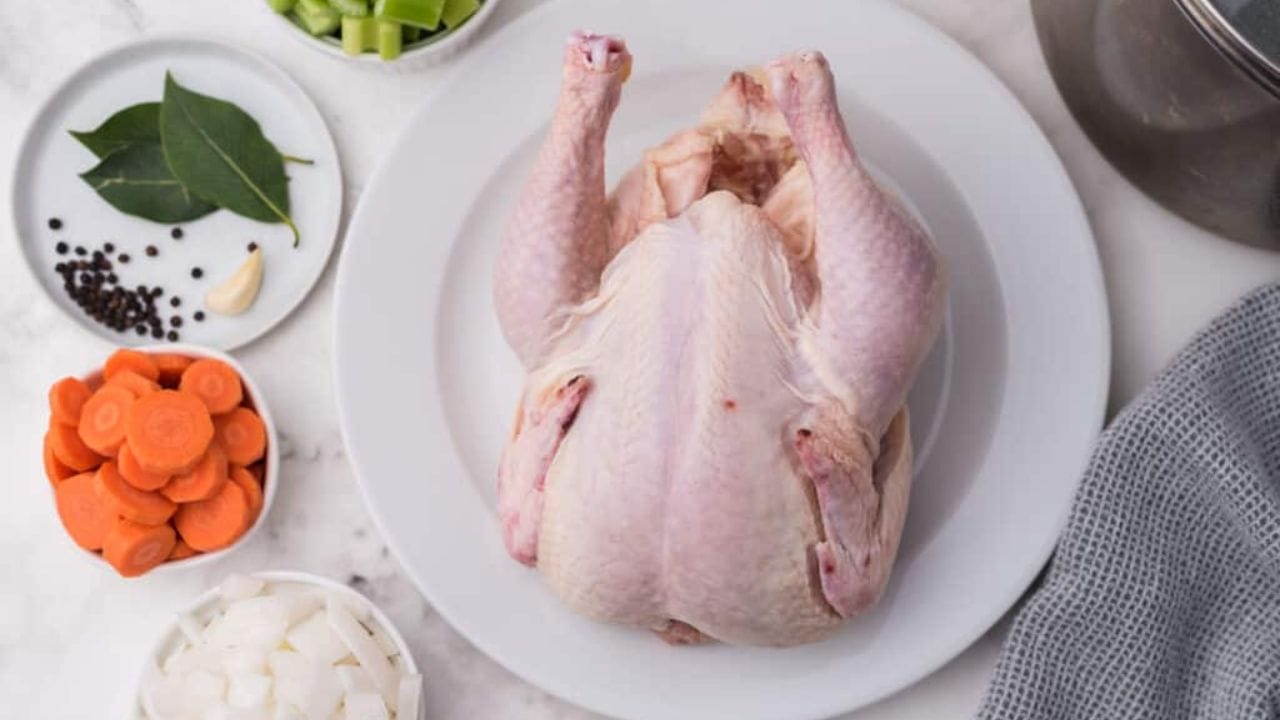 గుడ్డు లేదా చికెన్: ప్రోటీన్ కోసం ఏది తినాలి? : మీరు నాణ్యమైన ప్రోటీన్, కండరాల పెరుగుదల, తక్కువ కేలరీలలో ఎక్కువ ప్రోటీన్ను కావాలి అనుకుంటే చికెన్ బ్రెస్ట్ ఒక మంచి ఎంపిక. ముఖ్యంగా అథ్లెట్లు, బాడీబిల్డర్లకు ఇది చాలా బాగా ఉపయోగపడుతుంది. అయితే, మీకు తక్కువ ఖర్చుతో నాణ్యమైన ప్రోటీన్ కావాలంటే, ప్రతిరోజూ 1-2 గుడ్లు తినడం ఉత్తమం.