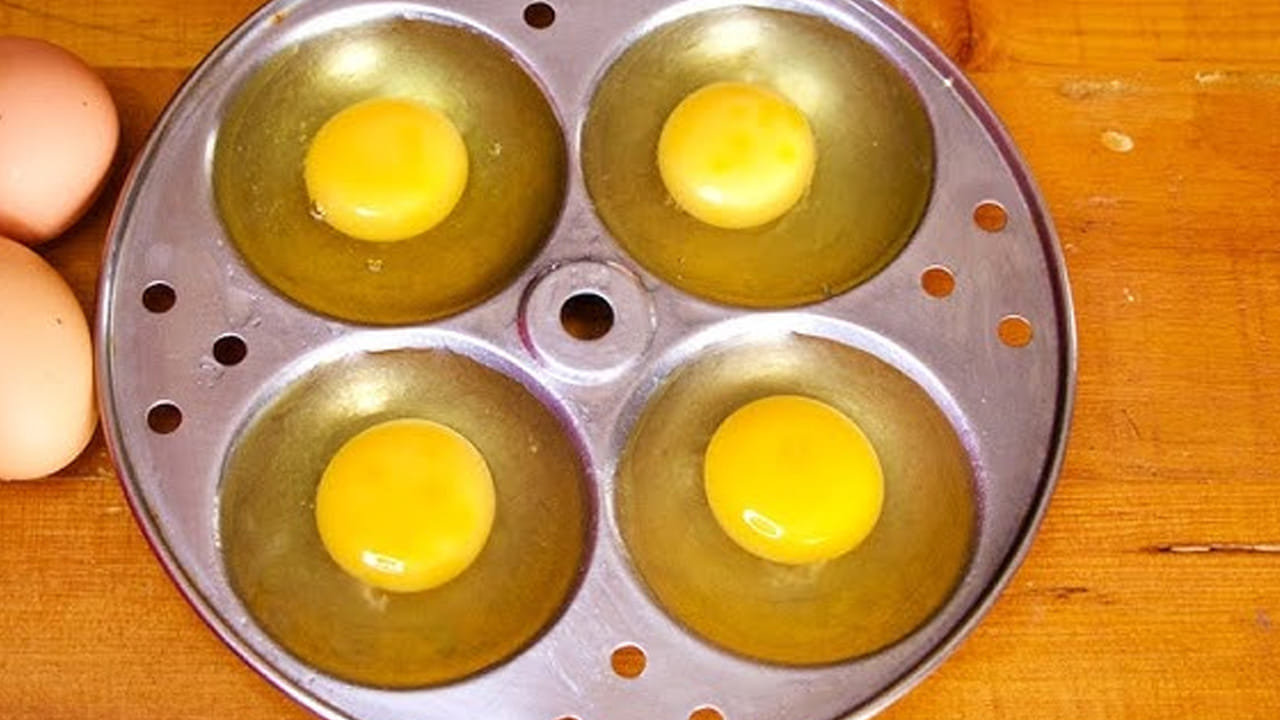 ఎగ్  ఇడ్లీకి కావల్సిన పదార్ధాలు:  రెండు కప్పుల ఇడ్లీ పిండి తీసుకున్నా ఏం కాదు, తీసుకోకపోయినా ఏం కాదు.  5 కోడిగుడ్లు, రుచికి తగినంత ఉప్పు, ఒక టేబుల్ స్పూన్ మిరియాల పొడి, అర టీ స్పూన్ మసాలా పొడి, అర కట్ట కొత్తిమీర, అర కప్పు నూనె లేదా నెయ్యిను తీసుకోవాలి. 