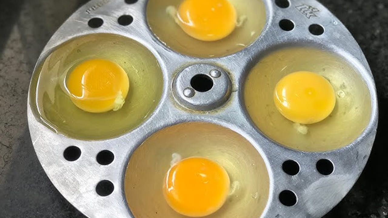 ముందు ఇడ్లీ పాత్రలో 4 గ్లాస్ ల నీళ్లు పోసి దానిని బాగా వేడి చేయండి. ఇంకా ఆ తర్వాత ఇడ్లీ ప్లేట్లకు చేతితో నూనె లేదా నెయ్యి రాసి పక్కన పెట్టుకోండి. పొయ్యి మీద ఉంచినా పర్లేదు. 
