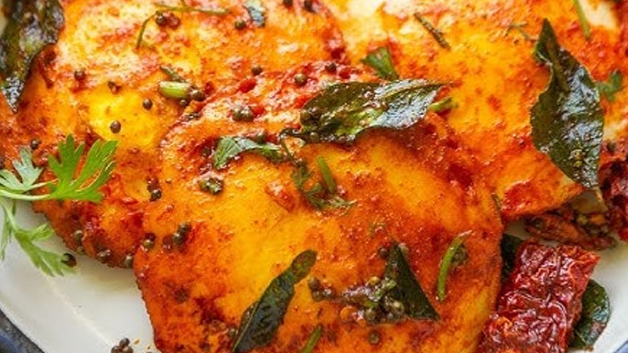 ఇడ్లీలు ఒక ప్లేట్ లోకి తీసుకుని వేడి వేడి అన్నంలో తింటే అదిరిపోతోంది. చాలా మంది వీటిని ఎలా చేయాలో కూడా తెలీదు. అలాంటి వాళ్ళు పైన చెప్పిన రెసిపీని ఫాలో అయ్యి  తింటే టేస్ట్ బావుంటుంది. 