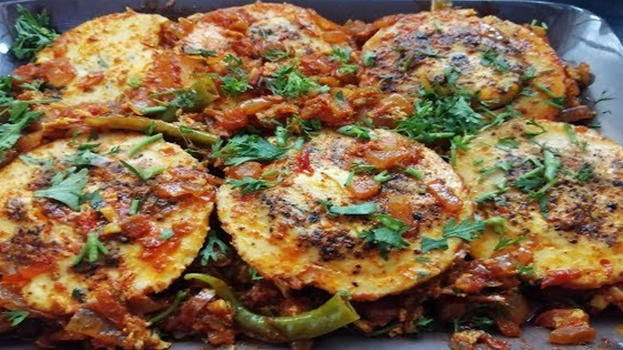 ప్రతి ఇడ్లీ ప్లేట్ కు నూనె బాగా రాసుకోవాలి. ఆ తర్వాత  ఇప్పుడు ఇడ్లీల మీద కోడిగుడ్డును బ్రేక్ వేసి దాని మీద వేయండి. ఆ తర్వాత గుడ్డు పైన కొంచం ఉప్పు, కారం, రుచికి సరిపడా, అర టీ స్పూన్ మిరియాల పొడి లైట్ గా చల్లుకోండి. 
