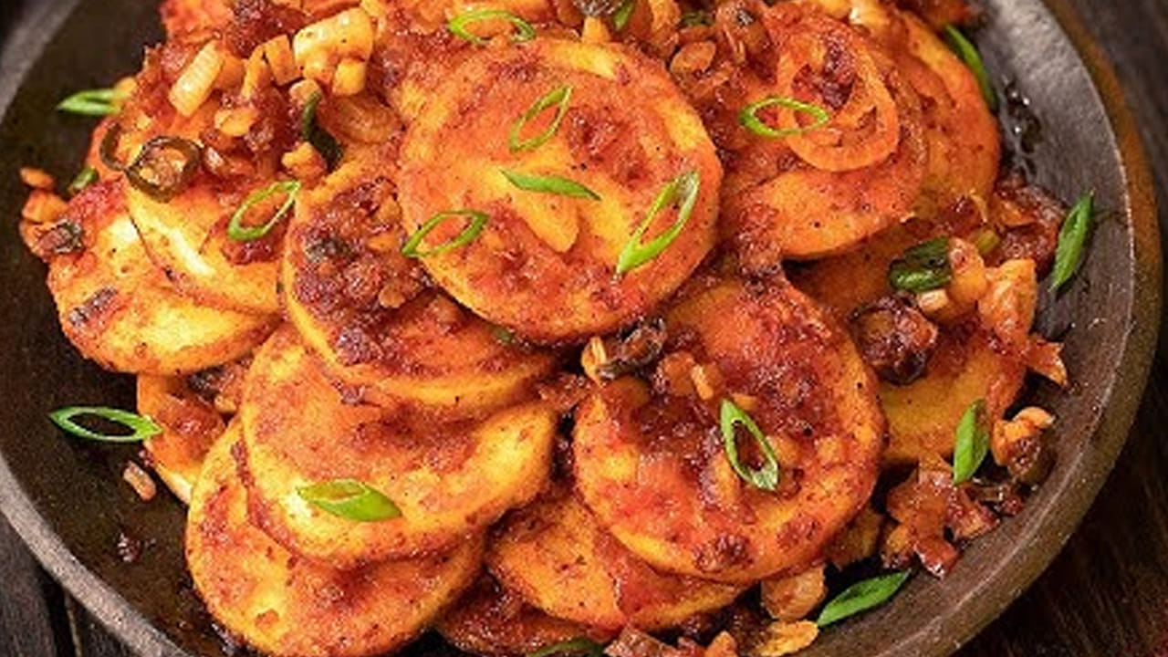 ఆ తర్వాత ఈ ప్లేట్లను ఇడ్లీ పాత్రలో జాగ్రత్తగా పెట్టి, మూతను కూడా పెట్టి 15 నిమిషాల పాటు నీటీ ఆవిరిపై సన్నని మంటపై బాగా ఉడికించాలి. ఆ తర్వాత వీటిని ఒక ప్లేట్ లోకి తీసుకోవాలి. వీటిని నేరుగా తింటే రుచికరంగా ఉంటుంది. 