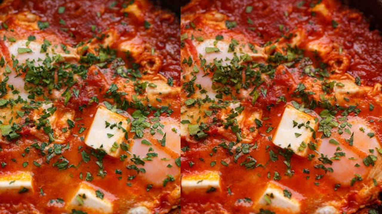 ముందుగా 5 కోడిగుడ్లను తీసుకుని వాటికి వంట నూనె రాసి ఉడకపెట్టండి. ఇలా చేస్తే కోడి గుడ్డు పెంకులు ఈజీగా వచ్చేస్తాయి.
ఇక ఇప్పుడు ఎగ్స్ ను తీసి నాలుగు ముక్కలుగా కట్ చేసి గిన్నెలో పెట్టుకోవాలి. ఆ తర్వాత కరివేపాకును తీసుకుని నీటిలో శుభ్రం చేసి ప్లేట్ లో పెట్టుకోండి.