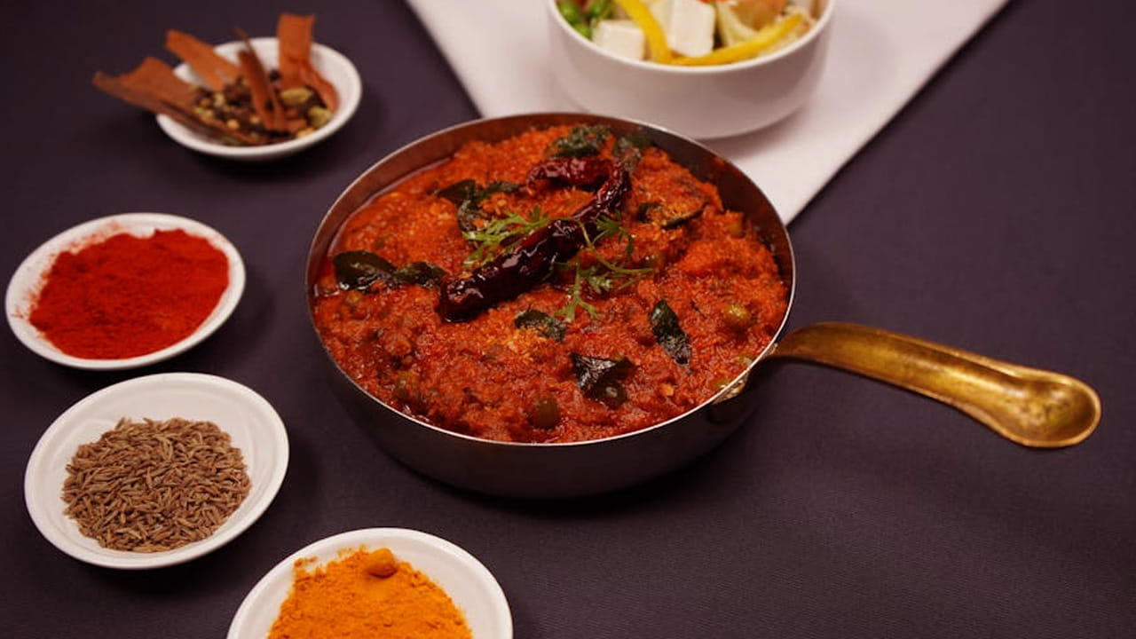 ఇప్పుడు పాన్లో కొద్దిగా ఆయిల్ వేసి దానిలో ఆవాలు, జీలకర్ర కరివేపాకు, కట్ చేసిన ఉల్లిపాయలు, రెండు పచ్చిమిర్చి వేసి రంగు మారే వరకు బాగా వేయించాలి.