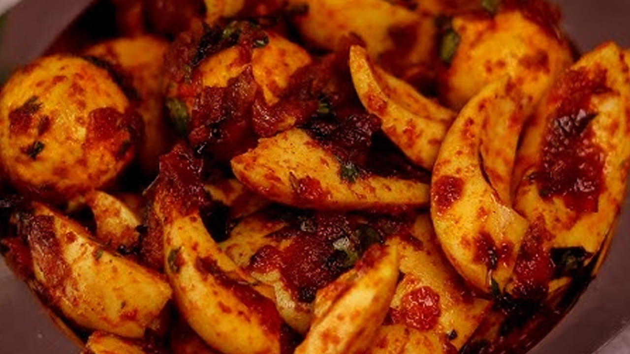 ఇప్పుడు ఉడికించిన ఎగ్స్ తీసుకుని వాటికి మసాలాలు పట్టించి 5 నిమిషాల మీడియం మంట మీద స్టవ్ మీదే ఉంచండి. దించే ముందు కొత్తిమీర చల్లుకుని స్టవ్ ఆఫ్ చేయండి. అంతే, వేడి వేడి కోడిగుడ్డు కరివేపాకు వేపుడు రెడీ.