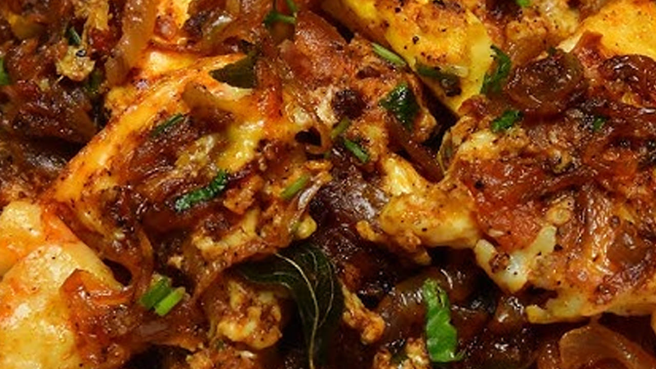 కావాల్సిన పదార్ధాలు : 4 కోడిగుడ్లు, అర టీ స్పూన్ ఉప్పు, 10 కరివేపాకు ఆకులు, అర టీ స్పూన్ ఆవాలు, అర టీ స్పూన్ జీలకర్ర, ఉల్లియలు, అర టీ స్పూన్ మసాలా పొడి రెండు టేబుల్ స్పూన్స కారం, రెండు టేబుల్ స్పూన్స్ నూనె, కొత్తిమీరను తీసుకోవాలి.