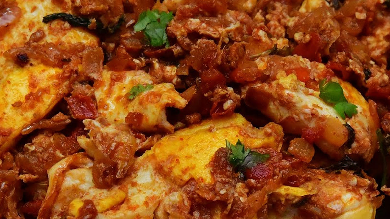 ముందుగా 4 కోడిగుడ్లను తీసుకుని వాటిని బ్రేక్ చేసిఎగ్ వైట్ ను సెపరేట్ చేసుకోవాలి. ఆ తర్వాత వీటిలో కొద్దీగా పసుపు, రుచికి సరిపడా ఉప్పు, రెండు టేబుల్ స్పూన్స్ కారం వేసి మిక్స్ అయ్యేలా కలుపుకోవాలి.