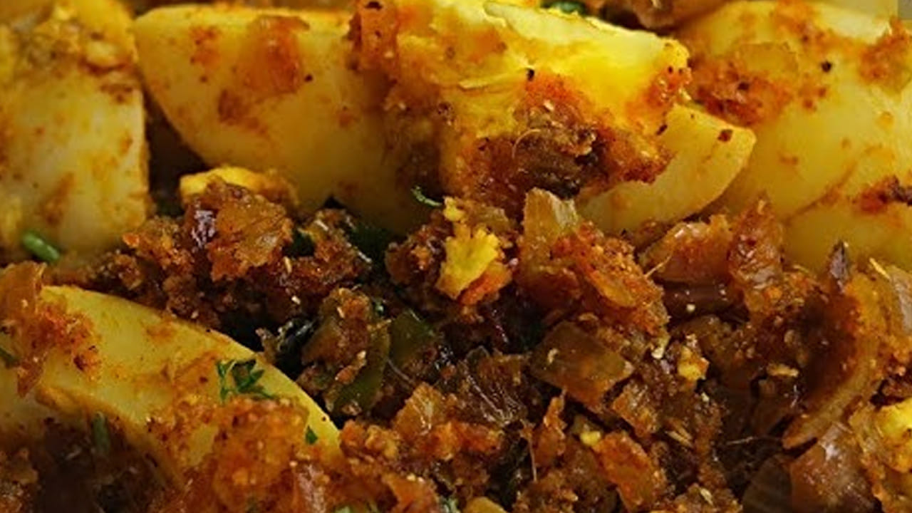 ఇప్పుడు గ్యాస్ వెలిగించి పాన్ పెట్టి దానిలో కొద్దిగా ఆయిల్ వేసి ఆవాలు, అర టీ స్పూన్ జీలకర్ర, ఉల్లిపాయ ముక్కలు, కరివేపాకు, ఆకులు 4 పచ్చిమిర్చి వేసి బంగారు రంగులోకి మారే వరకు స్టవ్ మీదే ఉంచి బాగా వేయించాలి.