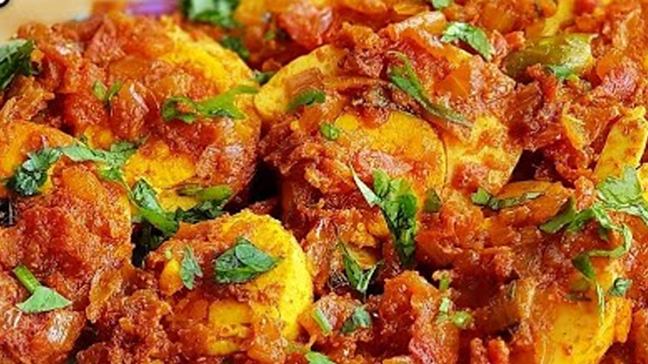 ఉల్లిపాయ ముక్కలు రంగు మారిన తర్వాత ఎగ్ వైట్ వేసి ఇప్పుడు దీనిలో అర టీ స్పూన్ పసుపు, రెండు టీ స్పూన్స్ స్పూన్ కారం, కొద్దిగా సాల్ట్ , ధనియాల పొడి వేసి కలుపుకోవాలి.