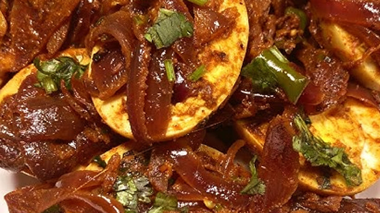 ఎగ్స్ అట్టు ముక్కల్లాగా మారిన తర్వాత మసాలాలు వేసి పట్టించి 5 నిమిషాల సన్నని మీదే ఉంచాలి. ఇక దించే ముందు కొత్తిమీర వేసి దించేయండి. అంతే వేడి వేడి ఎగ్ వైట్ కోడి గుడ్డు వేపుడు రెడీ.