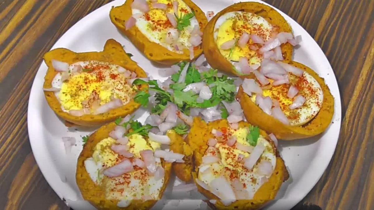 గుడ్డు వర్సెస్ చికెన్: గుడ్లు, చికెన్ రెండింటిలోనూ ప్రోటీన్కు పుష్కలంగా ఉంటుంది. కానీ బరువు ప్రకారం గుడ్ల కంటే చికెన్ బ్రెస్ట్లో సుమారు 4-5 రెట్లు ఎక్కువ ప్రోటీన్ ఉంటుందని మీకు తెలుసా? అయితే, గుడ్డులోని ప్రోటీన్ అధిక నాణ్యతను కలిగి ఉంటుంది. దీన్ని మన బాడీ ఈజీగా అబ్జర్వ్ చేసుకుంటుంది. కాబట్టి, ఈ రెండింటి పోషక విలువలను పోల్చి చూసి, ప్రోటీన్కు ఏది ఉత్తమ వనరు అని తెలుసుకుందాం?