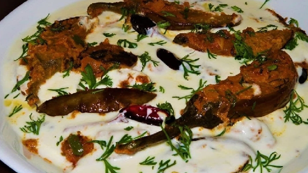 ఇప్పుడు ఒక స్టవ్ ఆన్ చేయాలి. అందులో రెండు టీ స్పూన్స్ నూనె వేసి మనం ముందుగా కలిపి పెట్టుకున్న వంకాయలను వేసి, చేపలను ఫ్రై చేసినట్లు చేసుకోవాలి. నూనె లేకుండా తీసి వాటిని పక్కన పెట్టుకోవాలి.  ఇప్పుడు పెరుగు తీసుకొని పెరుగు ఉండలు లేకుండా కలిపి పక్కన పెట్టుకోవాలి.