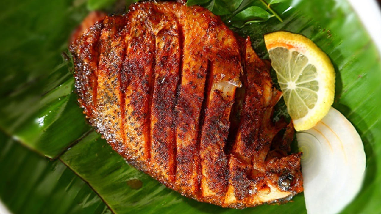 కావాల్సిన పదార్థాలు : వంకాయలు, ఎండు మిరియాల పొడి, వెల్లుల్లి, ఎండు మిరపకాయలు, జీలకర్ర, ఉప్పు, కారం, పసుపు, ధనియాల పొడి, కొబ్బరి నూనె, వంట నూనె, ధనియాల పొడి, మెంతి పొడి చిటికెడు.