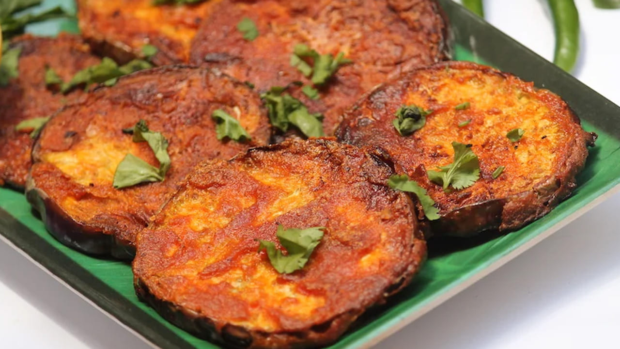 తయారీ విధానం : వంకాయలను నిలువుగా కోసి, మధ్యలో కత్తితో గీత పెట్టాలి. తర్వాత వీటిని దాదాపు 15 నిమిషాల పాటు వేడి నీటిలో నానబెట్టాలి.