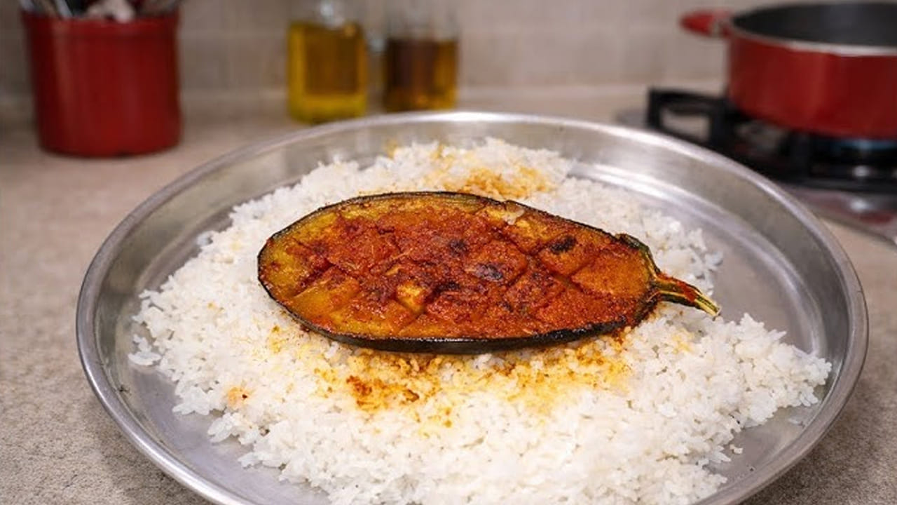 ఇప్పుడు వెల్లుల్లి, మిరియాల పొడి, జీలకర్ర, ఉప్పు, కరివేపాకు పొడి, కారం పొడి, పసుపు పొడి వేసి దాదాపు పది నుంచి పదిహేను నిమిషాల పాటు బాగా కలపాలి.