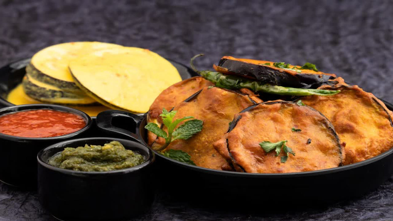 తర్వాత స్టవ్ ఆన్ చేసి, పాన్ పెట్టి కొబ్బరి నూనె పోసి, నూనె వేడి అయ్యే వరకు చూడాలి. తర్వాత ఇప్పుడు మనం కలిపి పెట్టుకున్న మిశ్రమంలో నాన బెట్టుకున్న వంకాయ ముక్కలను తీసి నూనెలో వేయించుకోవాలి.