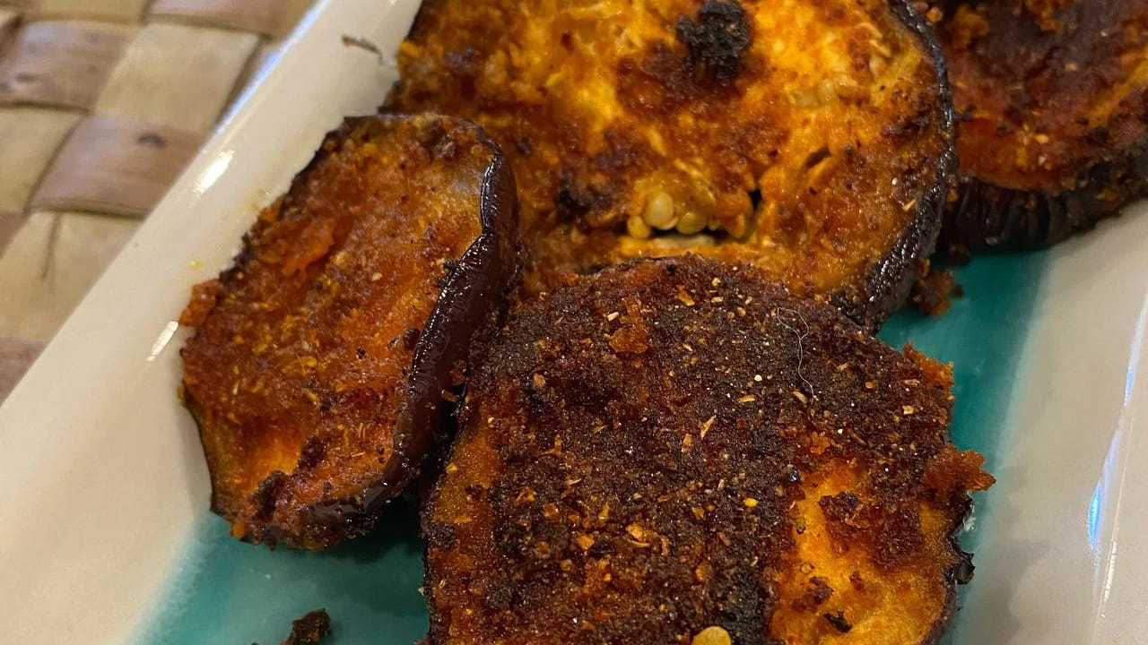 గ్యాస్ మంట చాలా తక్కువగా పెట్టి, మంచిగా రెండు వైపులా వేయించాలి. అప్పుడే లోపల ఉన్న వంకాయ ఉడుకుతుంది. టేస్ట్ బాగుంటుంది. బాగా కాల్చుకున్న తర్వాత వీటిని పక్కన పెట్టుకోవాలి. అంతే వేడి వేడి టేస్టీ టేస్టీ వంకాయ ఫిష్ ఫ్రై రెడీ.