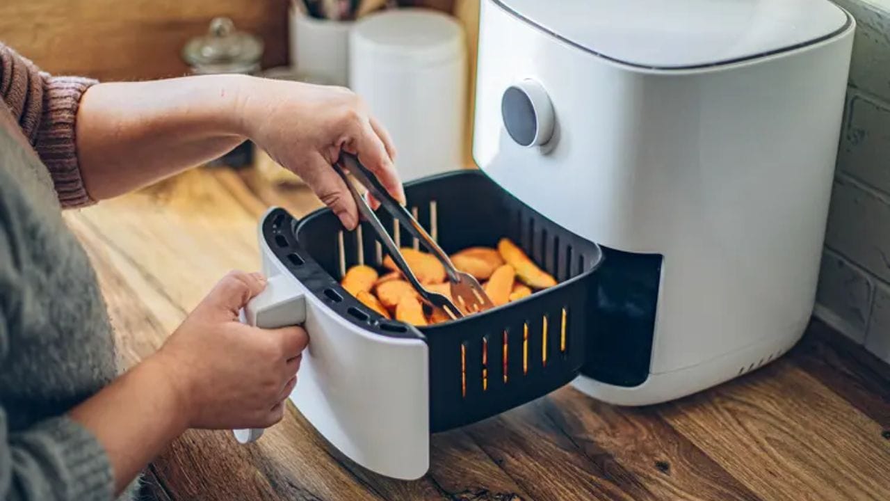 ఈ కుక్కర్ మీకు 6 లీటర్ల కెపాసిటీతో వస్తుంది. దీని ద్వారా మీరు ఒకేసారి ఐదు మందికి సరిపడే భోజనం తయారు చేయవచ్చు. ఇది ముఖ్యంగా చిన్న కుటుంబాలకు, బ్యాచులర్స్కు ఎంతగానో ఉపయోగపడుతుంది. అలాగే దీనిలో స్లీక్ మ్యాట్ ఫినిష్ డిజైన్ ఉంటుంది. ఇది మీ వంటగదికి మంచి స్టైలిష్ లుక్ను ఇస్తుంది.