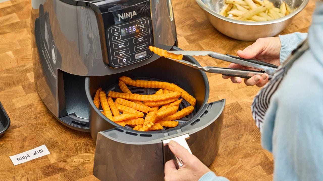 ఈ స్మార్ట్ కుక్కర్లో అంబిట్ హీట్ అనే ప్రత్యేక టెక్నాలజీని ఉపయోగించారు. దీనిలో ఉండే సెన్సర్లు వంట సమయంలో ఉష్ణోగ్రతను ఆటోమేటిక్గా నియంత్రిస్తాయి. దీని వల్ల కూరగాయలు సరిగ్గా ఉడుకుతాయి. అలాగే రుచి, టెక్స్చర్ కూడా సూపర్గా వస్తుంది. మీకు వంట చేయడంలో ఎలాంటి అనుభవం లేకపోయినా పెద్ద ఇబ్బంది ఉండదు.