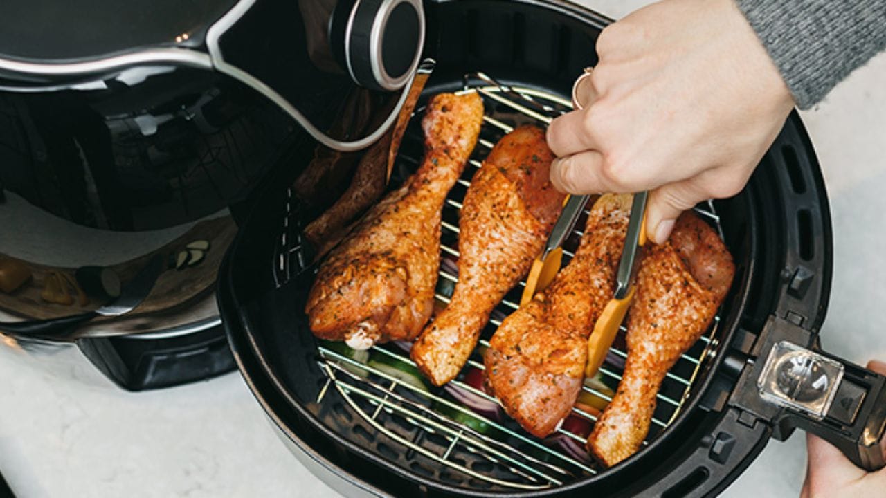 ఎయిర్ప్రైయర్లో ఏ వంటకాలు చేసుకోవచ్చు: ఈ ఎలక్ట్రిక్ ఎయిర్ ప్రైయర్లో మీరు 33 రకాల వంటలను చేసుకోవచ్చు. వాటిలో త్వరగా వేయించే వంటలు, నీటిలో ఉడికించే వంటలు, ఆవిరితో వంట, కేకులు, బేకింగ్ వంటలు ఇలా ఇంకా అనేక రకాల వంటలు చేసేందు ఇందులో సపరేట్ మోడ్స్ ఉన్నాయి. ఇలా రోజువారీ వంటల నుండి ప్రత్యేక వంటకాల అన్నింటిని దీనిలో క్షణాల్లో వండుకోవచ్చు.