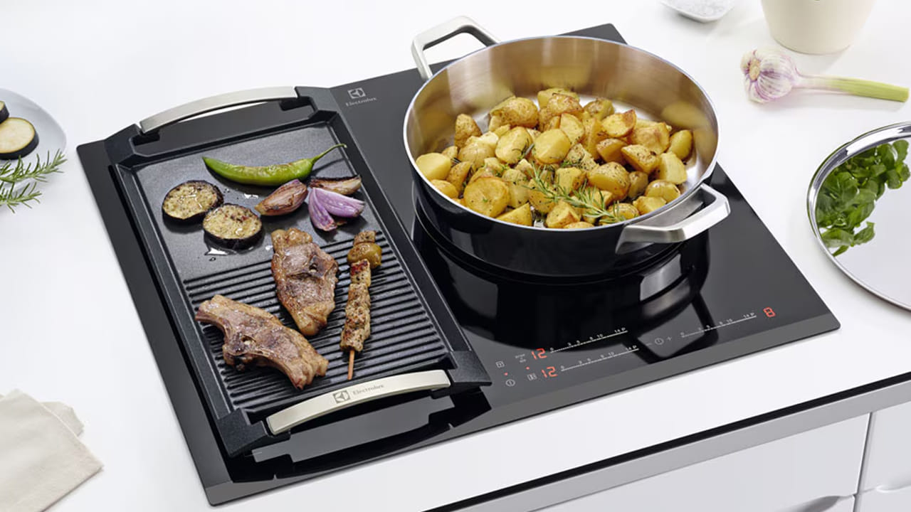 ఎలక్ట్రిక్ ఇండక్షన్ స్టవ్.. ఇండక్షన్ స్టవ్ ప్రస్తుతం LPGకి మంచి ప్రత్యామ్నాయంగా మారుతోంది. ఇది విద్యుత్తుతో పనిచేస్తుంది. వేడి త్వరగా ఉత్పత్తి అవుతుంది కాబట్టి వంట కూడా త్వరగా పూర్తవుతుంది. విద్యుత్ బిల్లు కొద్దిగా పెరిగినా గ్యాస్ లేని సమయంలో చాలా ఉపయోగపడుతుంది. అయితే ఇండక్షన్‌కు సరిపోయే ప్రత్యేక పాత్రలు అవసరం.