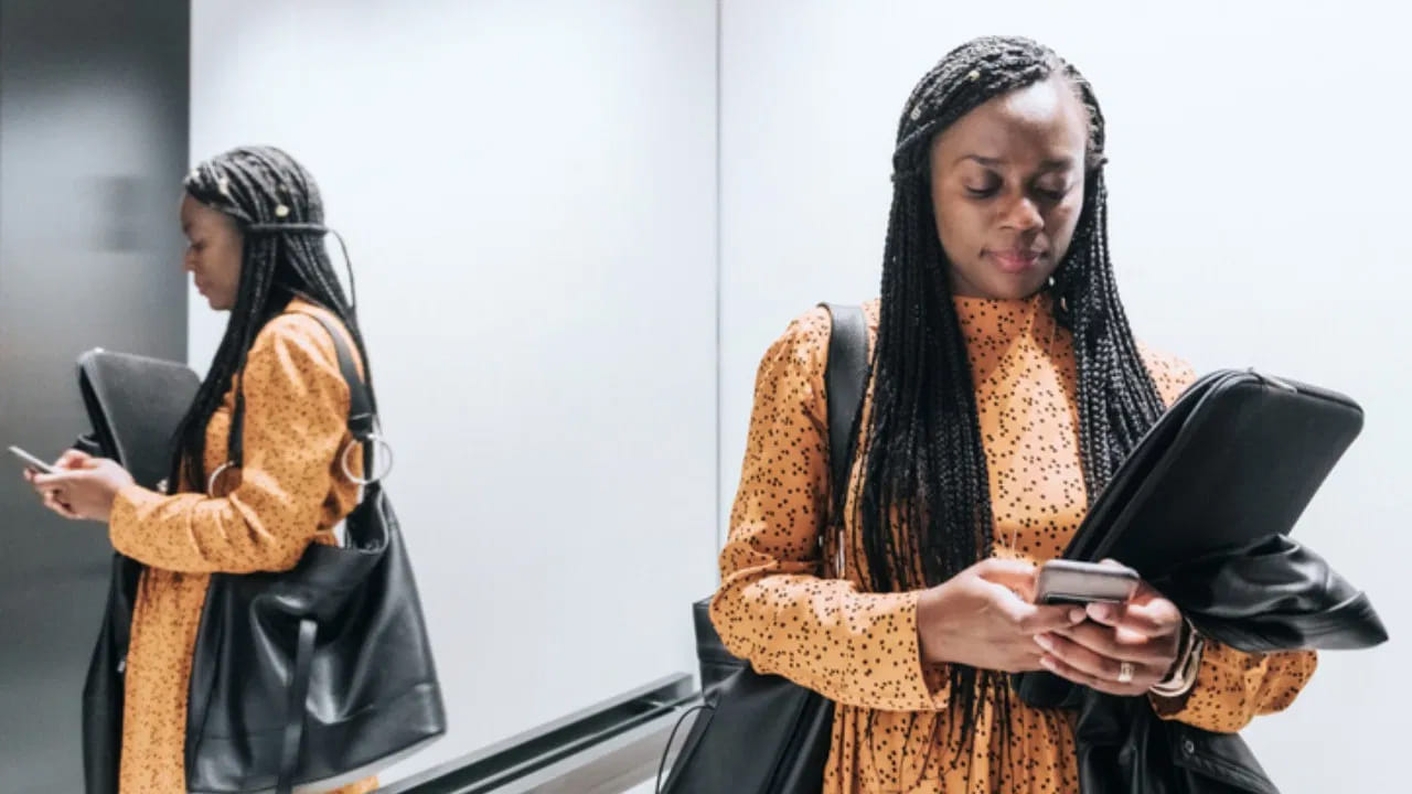 లిఫ్టులను మొదట కనుగొన్నప్పుడు అవి ఇప్పటికంటే చాలా నెమ్మదిగా ఉండేవి. లిఫ్టులో నిలబడి ఉన్నప్పుడు ప్రయాణికులకు సమయం గడిచిపోతున్నట్లు అనిపించేది. దీనివల్ల వారికి విసుగు కలిగేది. లిఫ్టుల నెమ్మది వేగం గురించి చాలా మంది ఫిర్యాదు చేయడం మొదలుపెట్టారు. దీనికి పరిష్కారంగా లిఫ్టుల వేగాన్ని పెంచడం కంటే ప్రజల దృష్టిని మళ్లించడం సులభమని ఇంజనీర్లు భావించారు.