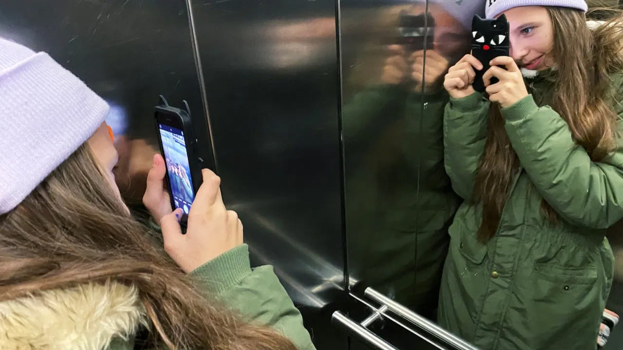 మరొక ముఖ్యమైన కారణం క్లాస్ట్రోఫోబియా. చాలా మంది మూసి ఉన్న, చిన్న ప్రదేశాలలో ఉండటానికి భయపడతారు. ఎలివేటర్ అనేది చిన్న, ఇరుకైన ప్రదేశం. అక్కడ ఊపిరాడనట్లుగా అనిపించవచ్చు. అద్దం ఆ ప్రదేశం చిన్నది అనే భ్రమను తొలగించి, దానిని పెద్దదిగా అనిపించేలా చేస్తుంది. దీనివల్ల ప్రయాణికులు మానసికంగా స్వేచ్ఛగా భావించి, వారి భయాన్ని తగ్గించుకోవడానికి సహాయపడుతుంది.