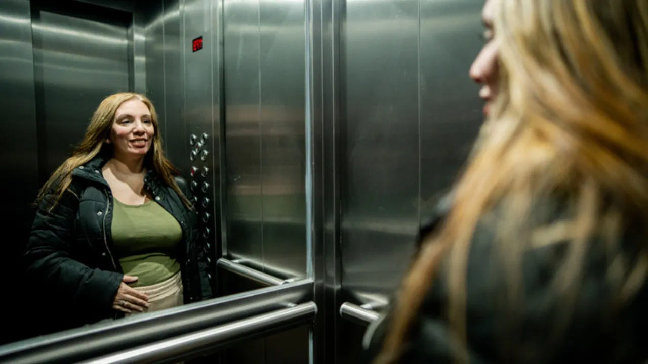 సంక్షిప్తంగా చెప్పాలంటే ఎలివేటర్‌లోని అద్దం కేవలం ముఖం చూసుకోవడానికి మాత్రమే కాదు ప్రయాణాన్ని సులభతరం చేయడానికి కూడా ఉపయోగపడుతుంది. ఇది మన దృష్టిని మరల్చి, ఎలివేటర్ నెమ్మదైన వేగంతో వారికి విసుగు కలగకుండా చేస్తుంది. అంతేకాకుండా అద్దం చిన్న ప్రదేశాన్ని పెద్దదిగా కనిపించేలా చేస్తుంది. దీనివల్ల ఆందోళన తగ్గుతుంది.