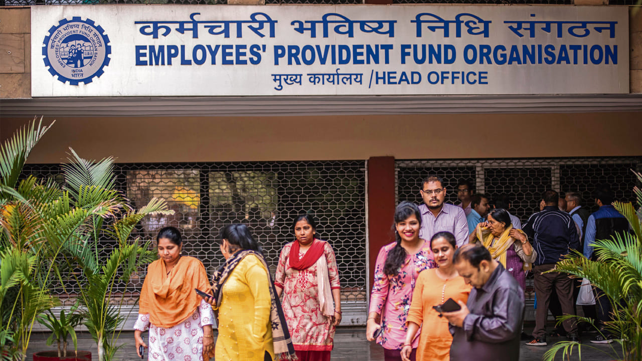 మీ పీఎఫ్ బ్యాలెన్స్‌ను చెక్ చేసుకోవడం మరింత సులభం. ఈపీఎఫ్‌వో వెబ్ సైట్‌ని మాత్రమే విజిట్ చేసి బ్యాలెన్స్‌ను చెక్ చేసుకోవాల్సిన పనిలేదు. ఈపీఎఫ్‌వో పోర్టల్ ద్వారా చెక్ చేసుకోవాలంటే యూఏఎన్ నెంబర్, పాస్ వర్డ్‌తో లాగిన్ అవ్వాల్సి ఉంటుంది. అందులోకి వెళ్లి పాస్ బుక్ ఆప్షన్ సెలక్ట్ చేసుకుని కంపెనీ పేరు ఎంటర్ చేసి చూసుకోవాల్సి ఉంటుంది. ఇందుకోసం కొన్ని నిమిషాల పాటు సమయం పడుతుంది.