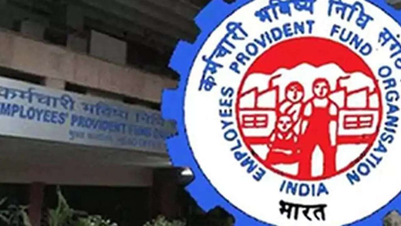 ఈపీఎఫ్వో ఖాతాదారులకు కేంద్ర ప్రభుత్వం భారీ ఊరటనిచ్చింది. పీఎఫ్ అకౌంట్ ఇనాక్టివ్ అయి ఉండి డబ్బులు క్లెయిమ్ చేయనివారికి ఆటోమేటిక్గా నిధులను బదిలీ చేయనుంది. పీఎఫ్ ఖాతాల్లో మిగిలిపోయిన సొమ్మును నేరుగా లబ్దిదారుడి బ్యాంక్ అకౌంట్లో జమ చేయనుంది. ఇటీవల కేంద్ర ప్రభుత్వం ఈ నిర్ణయం తీసుకుంది.