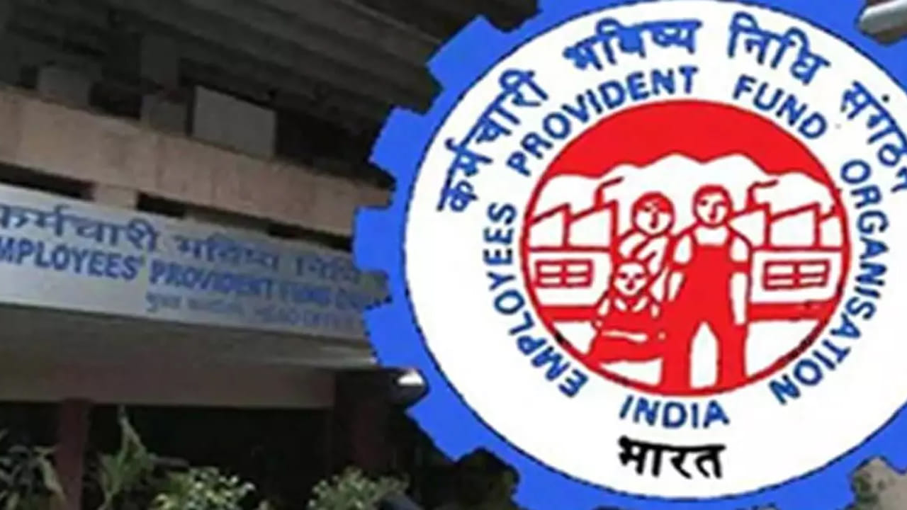 దేశంలోని ప్రైవేట్ ఉద్యోగుల కోసం కేంద్ర ప్రభుత్వం ఈపీఎఫ్‌వో సౌకర్యాన్ని కల్పిస్తోన్న విషయం తెలిసిందే. ప్రైవేట్ సంస్ధల్లో పనిచేసే ఉద్యోగులకు పదవీ విరమణ భద్రత కోసం ఇది ఉపయోగపడుతుంది. పీఎఫ్ ఖాతా ఉన్నవారికి ఉద్యోగి జీతంలో 12  శాతం కట్ చేస్తే.. యాజమాన్యం తన వాటాగా 12 శాతం అందిస్తుంది. అయితే పీఎఫ్ అకౌంట్ ఉన్నవారికి అనే విషయాల్లో గందరగోళం ఏర్పడుతుంది. ఒకటి కంటే ఎక్కువ ఖాతాలు కలిగి ఉండి వాటిని విలీనం చేయకపోతే కేంద్రం నుంచి వార్షిక వడ్డీ రాలేదని భావిస్తుంటారు.
