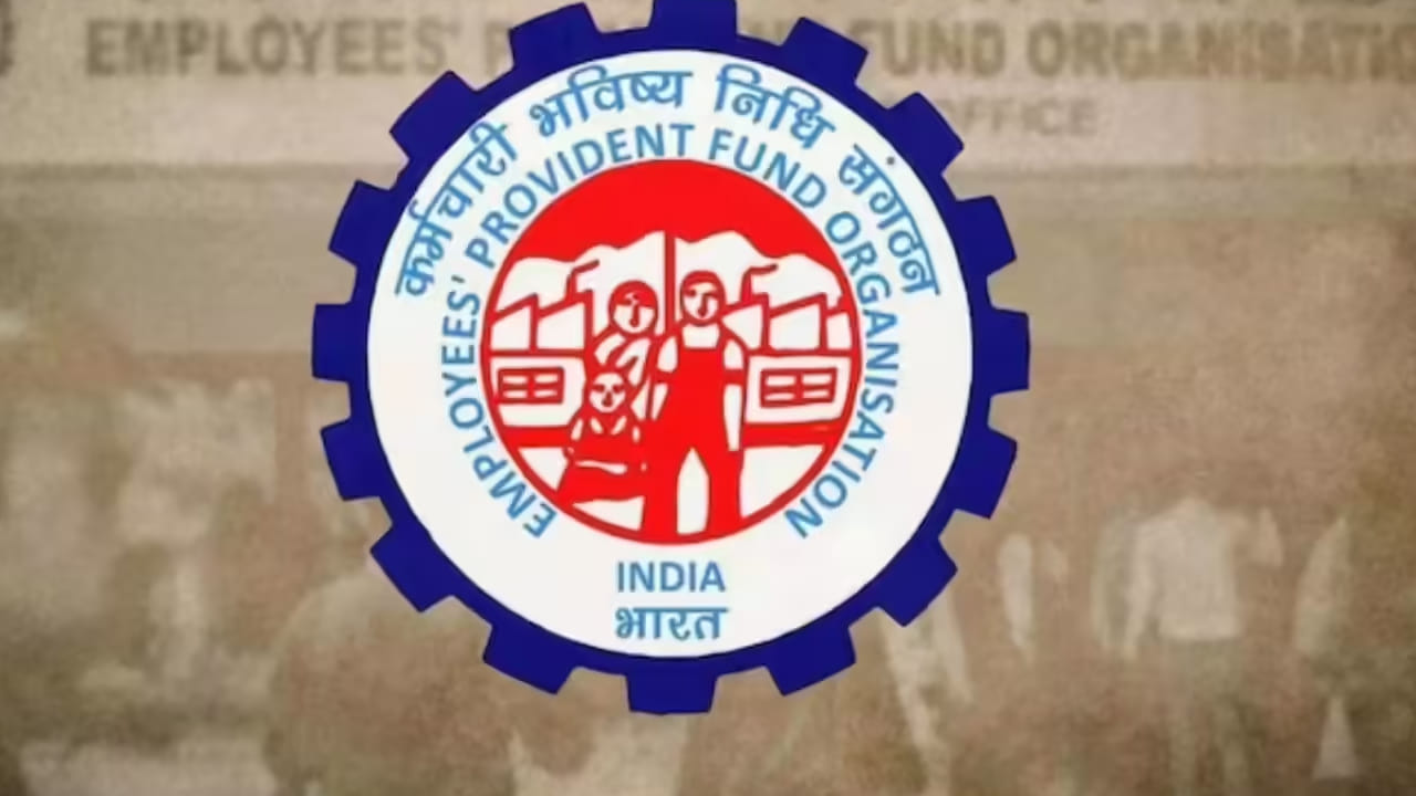 కానీ మీరు ఒకే ఒక్క మిస్డ్ కాల్, ఒక్క ఎస్‌ఎంఎస్‌తో కొన్ని సెకన్లలోనే పీఎఫ్ బ్యాలెన్స్ చెక్ చేసుకోవచ్చు. దీనికి సంబంధించి ఈపీఎఫ్‌వో కీలక అప్డేట్ ఇచ్చింది. ఈ మేరకు ఎక్స్‌లో ఓ పోస్ట్ పెట్టింది. ఈ పోస్ట్‌లో మిస్డ్ కాల్, ఎస్‌ఎంఎస్ ద్వారా పీఎఫ్ బ్యాలెన్స్ ఎలా చెక్ చేసుకోవాలనేది వివరించింది.
