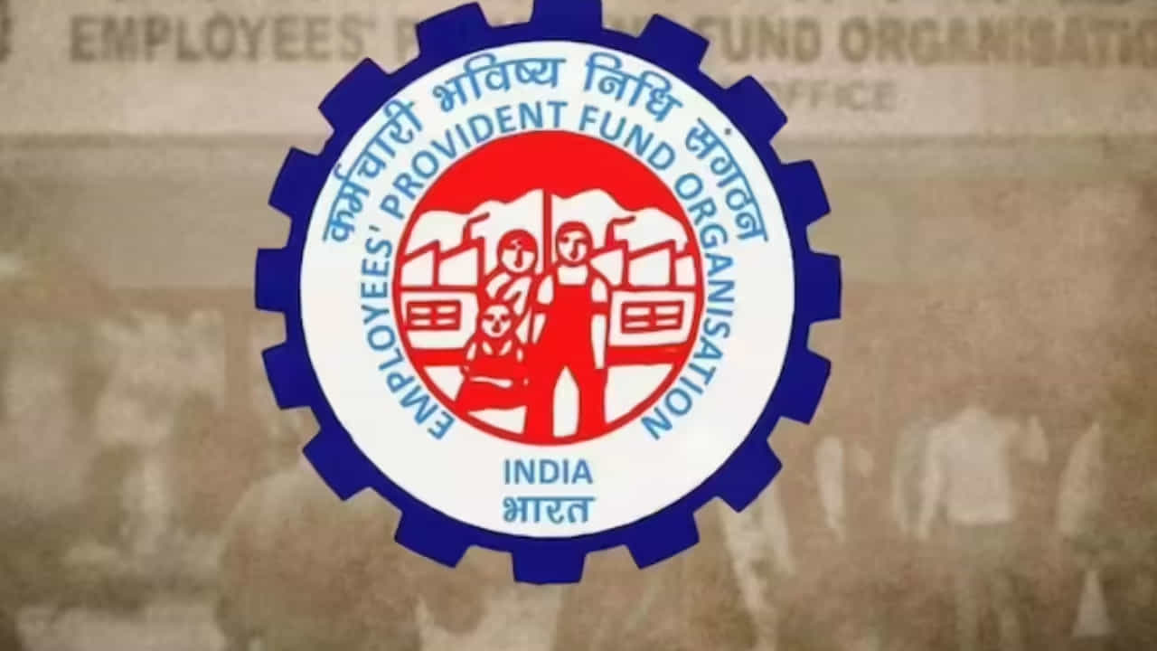 కానీ మీరు ఒకే ఒక్క మిస్డ్ కాల్, ఒక్క ఎస్ఎంఎస్తో కొన్ని సెకన్లలోనే పీఎఫ్ బ్యాలెన్స్ చెక్ చేసుకోవచ్చు. దీనికి సంబంధించి ఈపీఎఫ్వో కీలక అప్డేట్ ఇచ్చింది. ఈ మేరకు ఎక్స్లో ఓ పోస్ట్ పెట్టింది. ఈ పోస్ట్లో మిస్డ్ కాల్, ఎస్ఎంఎస్ ద్వారా పీఎఫ్ బ్యాలెన్స్ ఎలా చెక్ చేసుకోవాలనేది వివరించింది.