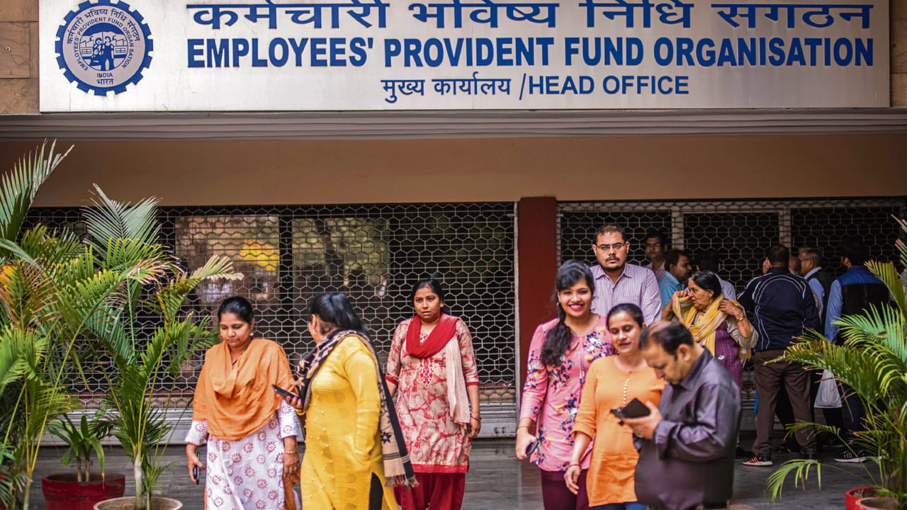 ఇప్పటివరకు పీఎఫ్ క్లెయిమ్ చేయాలంటే ముందుగా దరఖాస్తు చేసుకోవాల్సి ఉంటుంది. ఇందుకు అవసరమైన డాక్యుమెంట్లను సమర్పించాల్సి ఉంటుంది. అనంతరం అధికారులు పరిశీలించి క్లెయిమ్ ప్రాసెస్ చేస్తారు. కానీ క్లెయిమ్ కోసం దరఖాస్తు చేసుకోకపోయినా ఇనాక్టివ్ ఖాతాల్లోని నగదును ఆటోమేషన్ విధానంలో సెటిల్ చేయనుంది.
