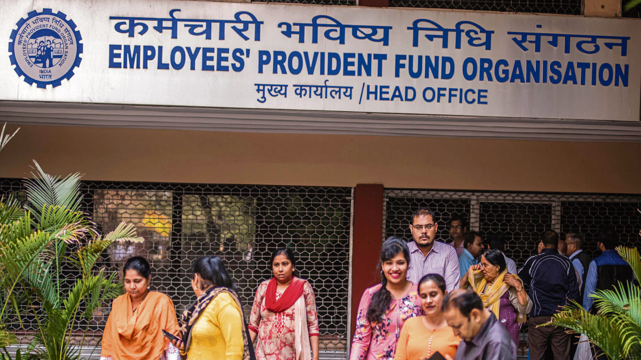 ఇక అకౌంట్ ఇనాక్టివ్ అయితే వడ్డీ జమ కాదని, ఇక వడ్డీపై ట్యాక్స్ ఉంటుందని చాలామందికి సందేహాం ఉంటుంది. అకౌంట్ ఇనాక్టివ్ అయితే వడ్డీ రాదా.. వీటిపై పన్ను పడుతుందా.. అకౌంట్ ఇనాక్టివ్ అయితే ఎలా యాక్టివ్ చేసుకోవాలి.. ఇలా పీఎఫ్ ఖాతాదారులకు ఉండే అనేక అనుమానాలకు సమాధానాలు ఇక్కడ చూద్దాం.
