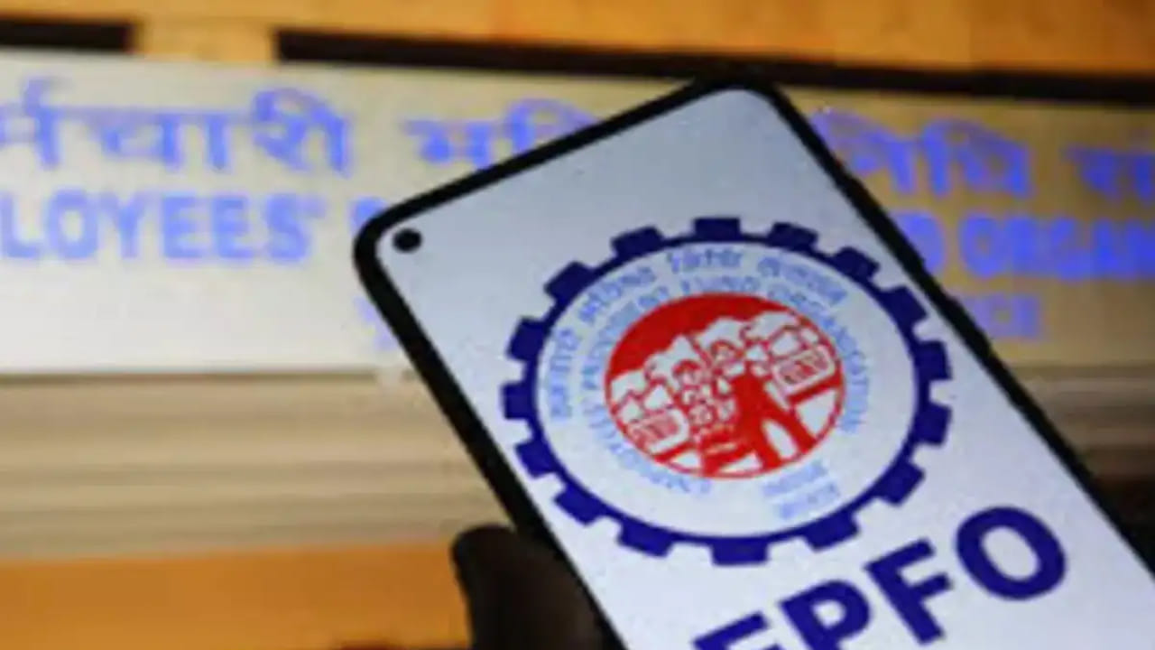 మి రిజిస్టర్డ్ మొబైల్ నెంబర్ నుంచి 9966044425కు మిస్డ్ కాల్ ఇవ్వండి. మీ పీఎఫ్‌తో లింక్ అయిన నెంబర్ నుంచి కాల్ చేయాలి. వెంటనే మీకు కొన్ని సెకన్లలోనే పీఎఫ్ బ్యాలెన్స్ వివరాలు టెక్ట్స్ మెస్సేజ్ రూపంలో అందుతాయి. ఈ విధానంలో మీరు కొన్ని సెకన్లలోనే పీఎఫ్ బ్యాలెన్స్ సులువుగా తెలుసుకోవచ్చు.
