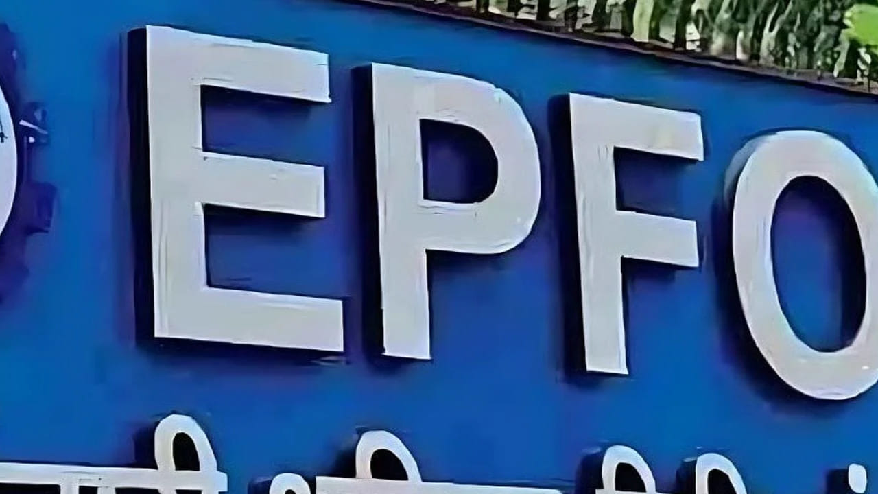 ఇక ఎస్‌ఎంఎస్ విధానంలో కూడా పీఎఫ్ బ్యాలెన్స్ వివరాలు తెలుసుకోవచ్చు. ఇందుకోసం ఈపీఎఫ్‌వో అని టైప్ చేసి మీ యూఏఎన్ నెంబర్ టైప్ చేసి 7738299899 నెంబర్‌కు టెక్ట్స్ మెస్సేజ్ పంపాల్సి ఉంటుంది. అనంతరం మీకు సెకన్లలోనే బ్యాలెన్స్ వివరాలు అందుతాయి.
