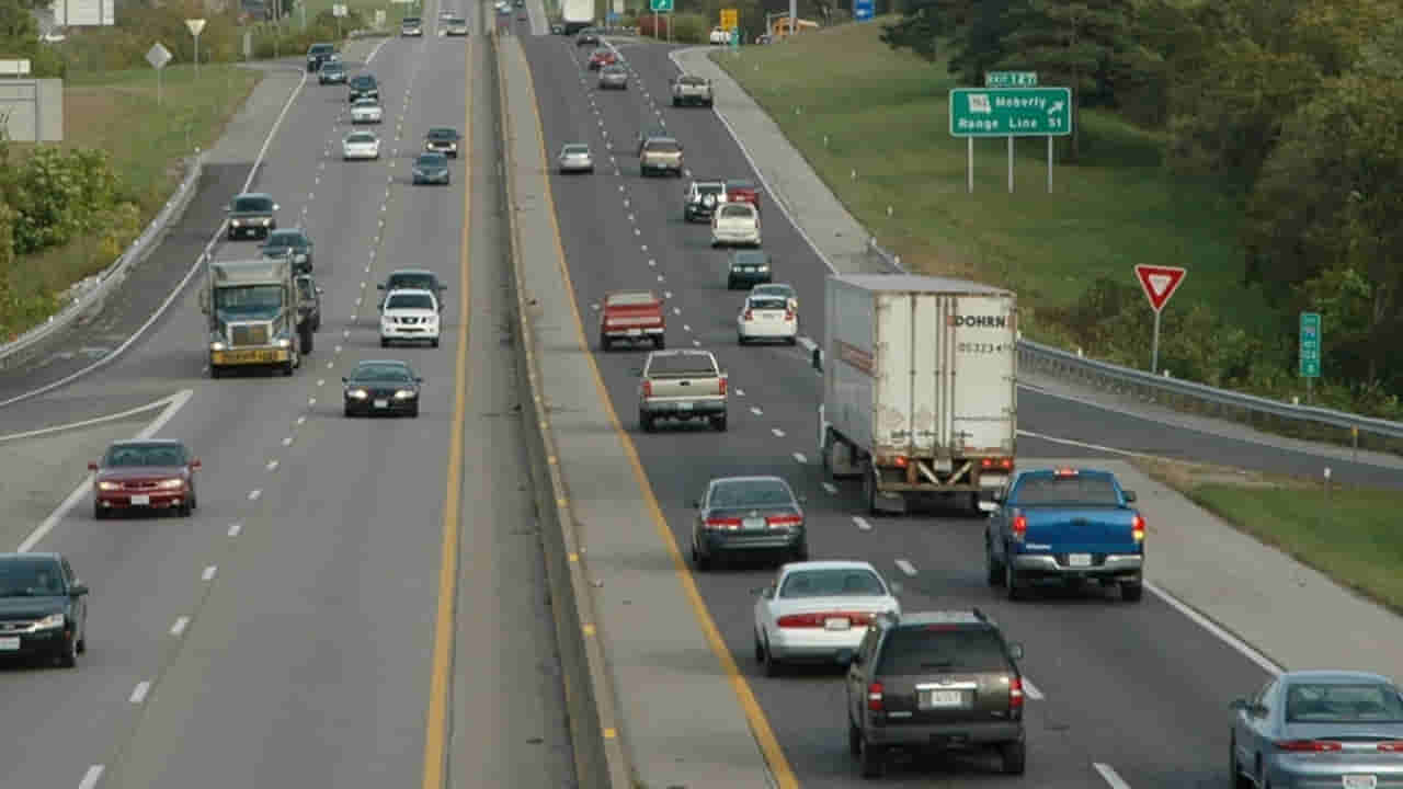 Expressways: మీరు హైవేపై కారులో రయ్యుమంటూ స్పీడ్గా వెళ్తున్నారా? ఇది తెలుసుకోవాల్సిందే!